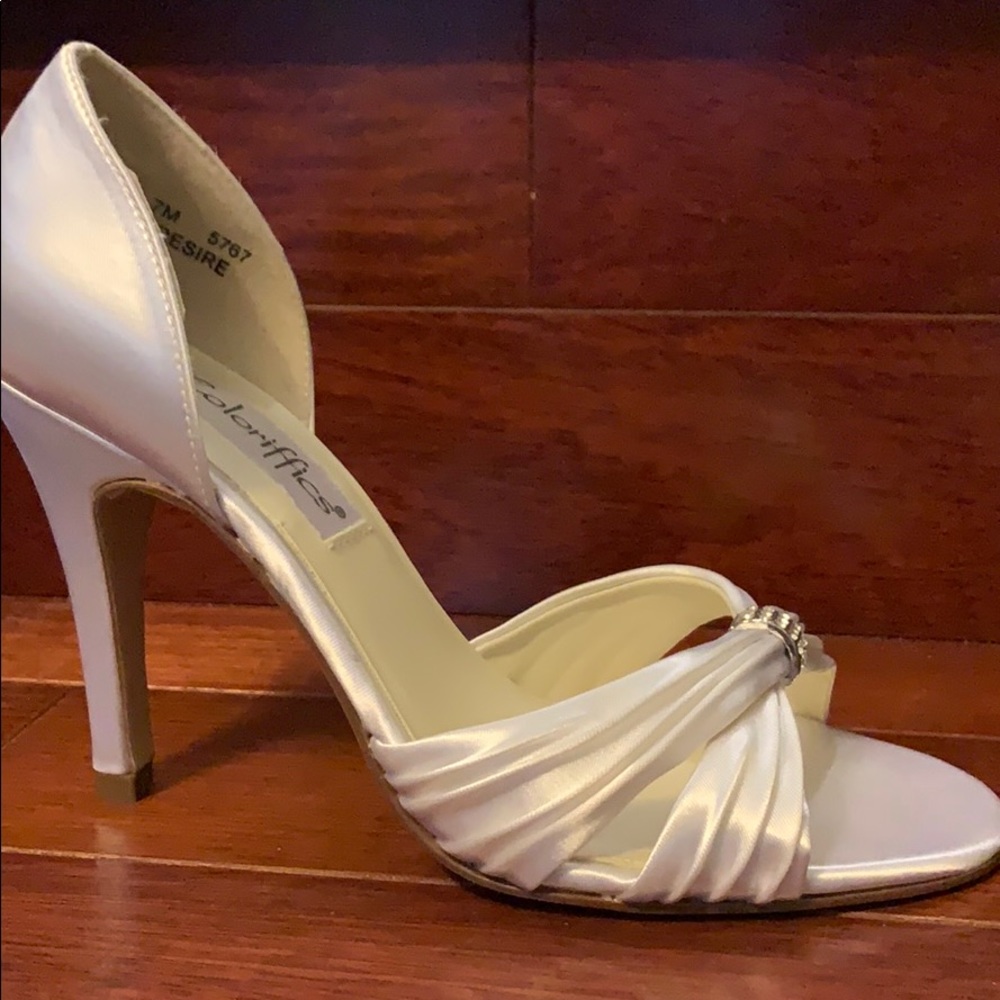 NIB Coloriffics satin heels